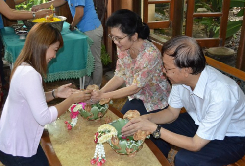 ประเพณีรดน้ำดำหัวสงกรานต์