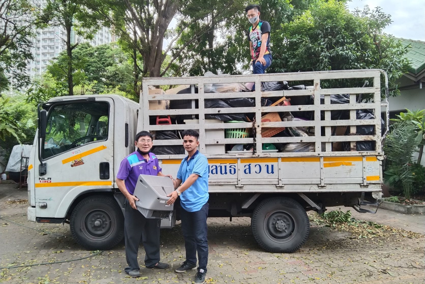 Donation to the Suan Kaew Temple Foundation